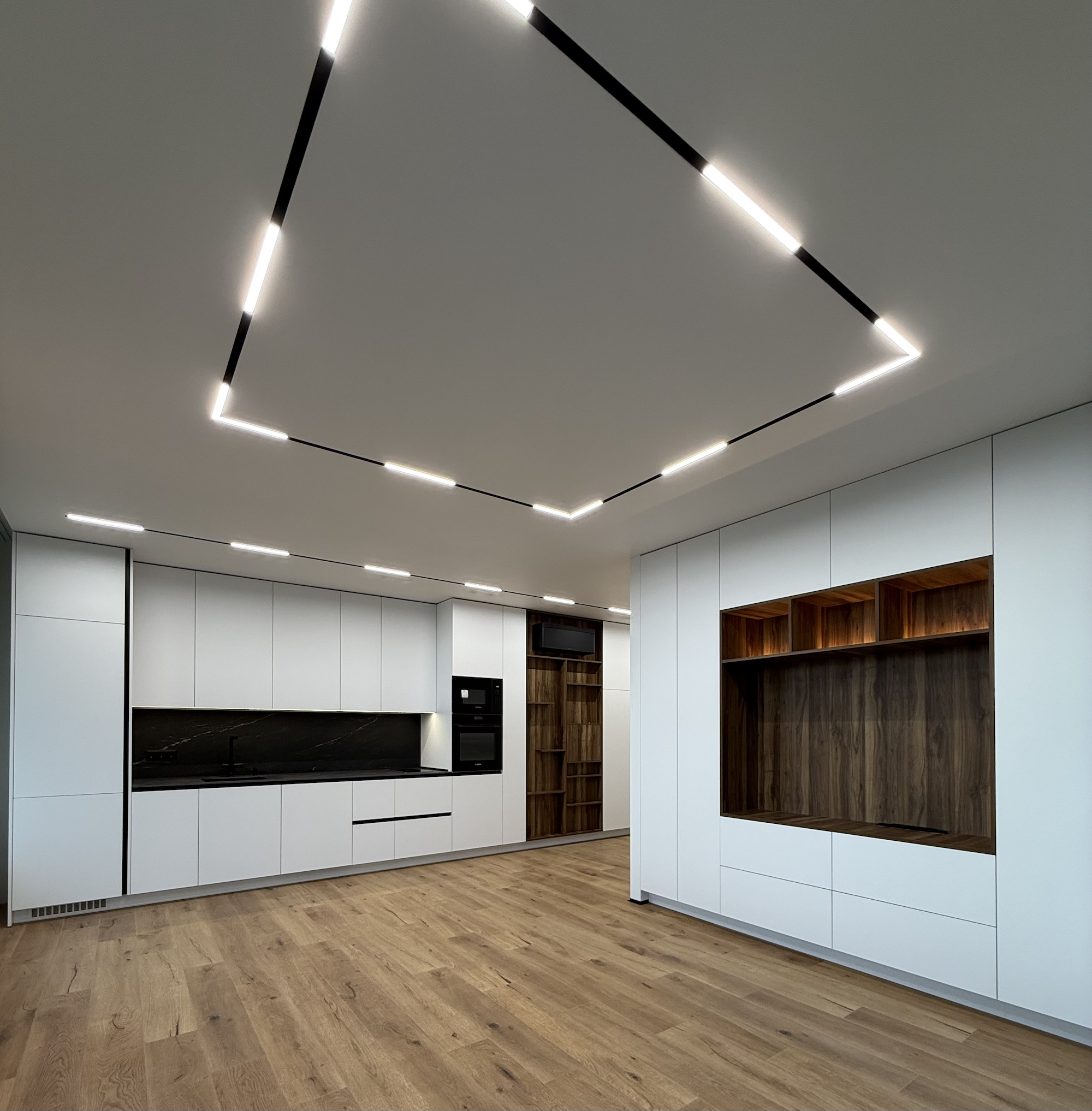 Бяла кухня по поръчка до тавана с матови MDF фасади, ТВ зона и плот ASCALE Belvedere Black